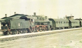 Parowóz Ok1 z pociągiem turystycznym na stacji, 05. 1983. Fot....